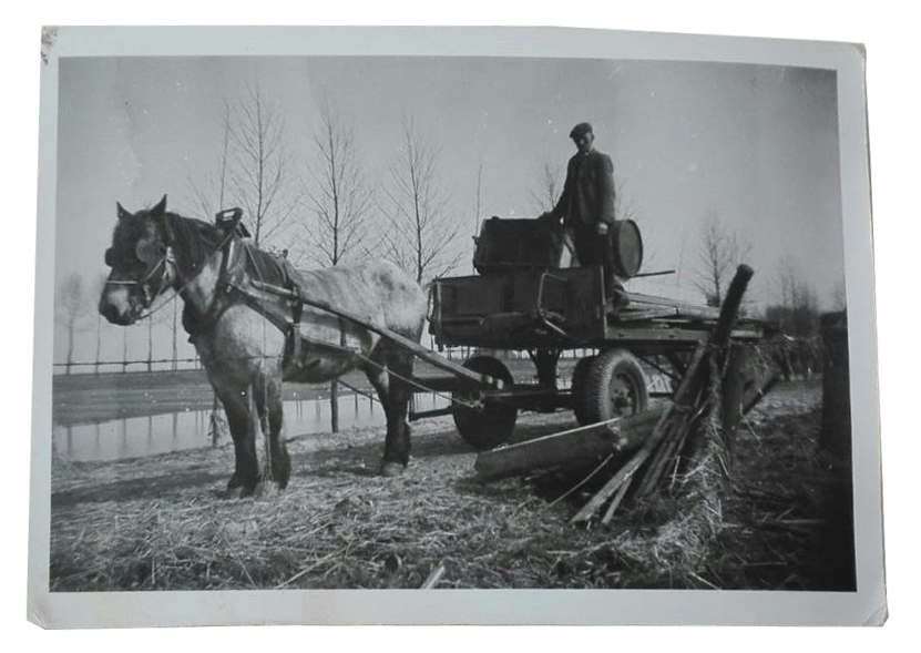 Fotovan de zwager van mevrouw van Gils, die spullen aan het opruimen is na de watersnoodramp(2 februari)