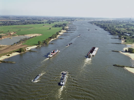 Hier stroomt de Rijn door Rotterdam.