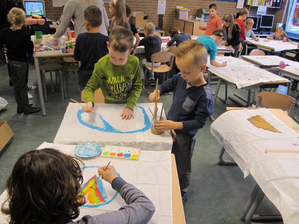 Paul Klemann geeft een workshop dromen op kussenslopen schilderen aan groep 4