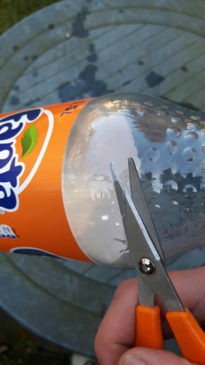 Knip eerst de fles door midden