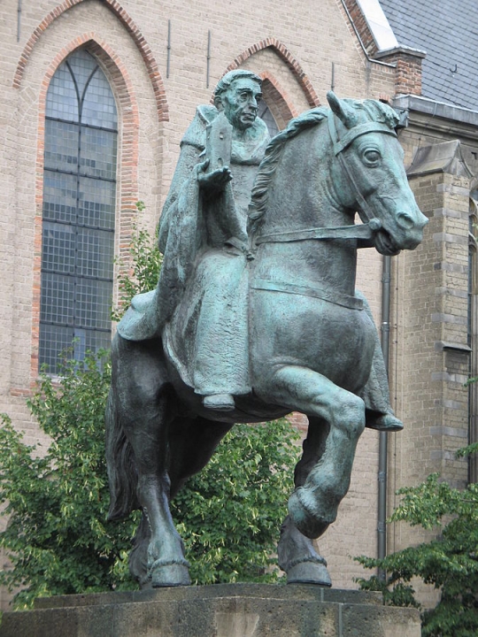 Afbeelding 2: Een standbeeld van Willibrord in Utrecht.