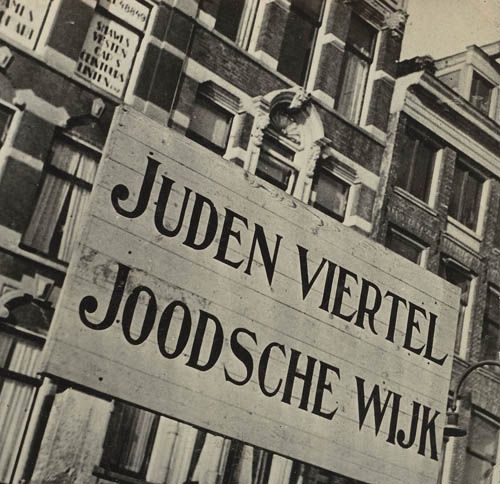 Als Duitsland in mei 1940 Nederland binnenvalt wonen er zo'n 140.000 Joden. Vanaf de herfst van dat zelfde jaar krijgen zij te maken met de anti-Joodse maatregelen van de nazi's. Overal worden Joden ontslagen uit overheidsdienst, ze mogen niet meer in openbare gelegenheden komen en Joodse kinderen kunnen niet meer naar een openbare school.