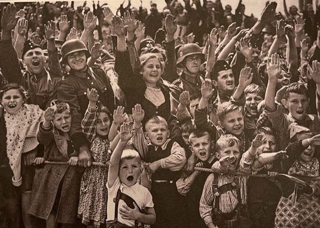 Duitsers groeten Hitler met de Hitlergroet