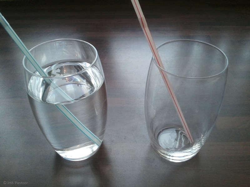 glas water met een rietje