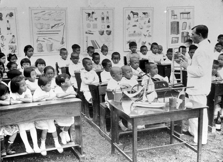 Een klas op Java in de jaren 30 of 40 van de 20e eeuw. 