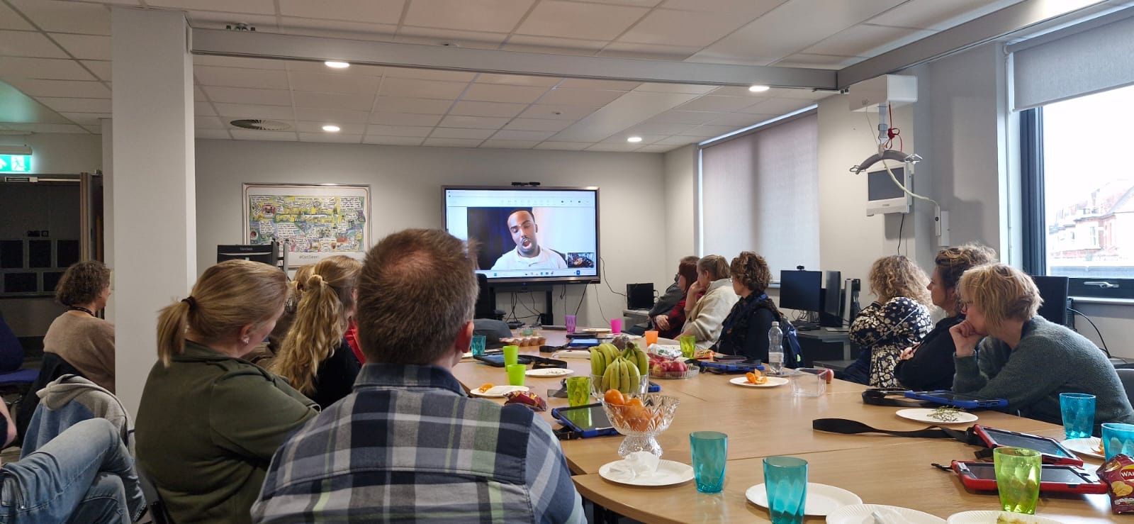 Abdi werkt al meer dan tien jaar als motiverende spreker en inspireert en motiveert andere mensen met een beperking om de barrières te overwinnen waar zij tegenaan lopen.