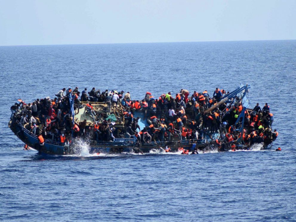 Boot met migranten slaat om.