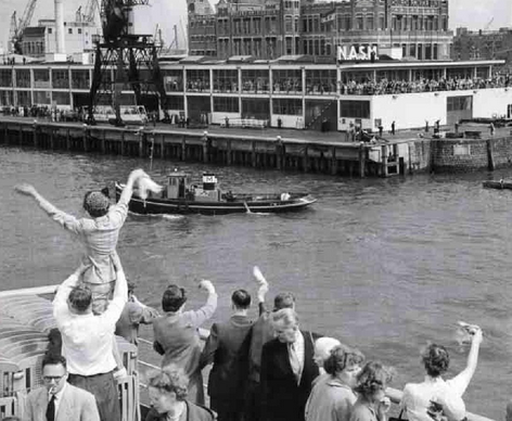 De boot vertrekt. Nog een laatste keer zwaaien de emigranten naar hun familie. Rond 1950 vertrokken tienduizenden Nederlanders per schip naar Canada en Amerika. 